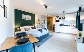 Mercedes I Stuttgart I Kitchen I Home Office I Parkplatz